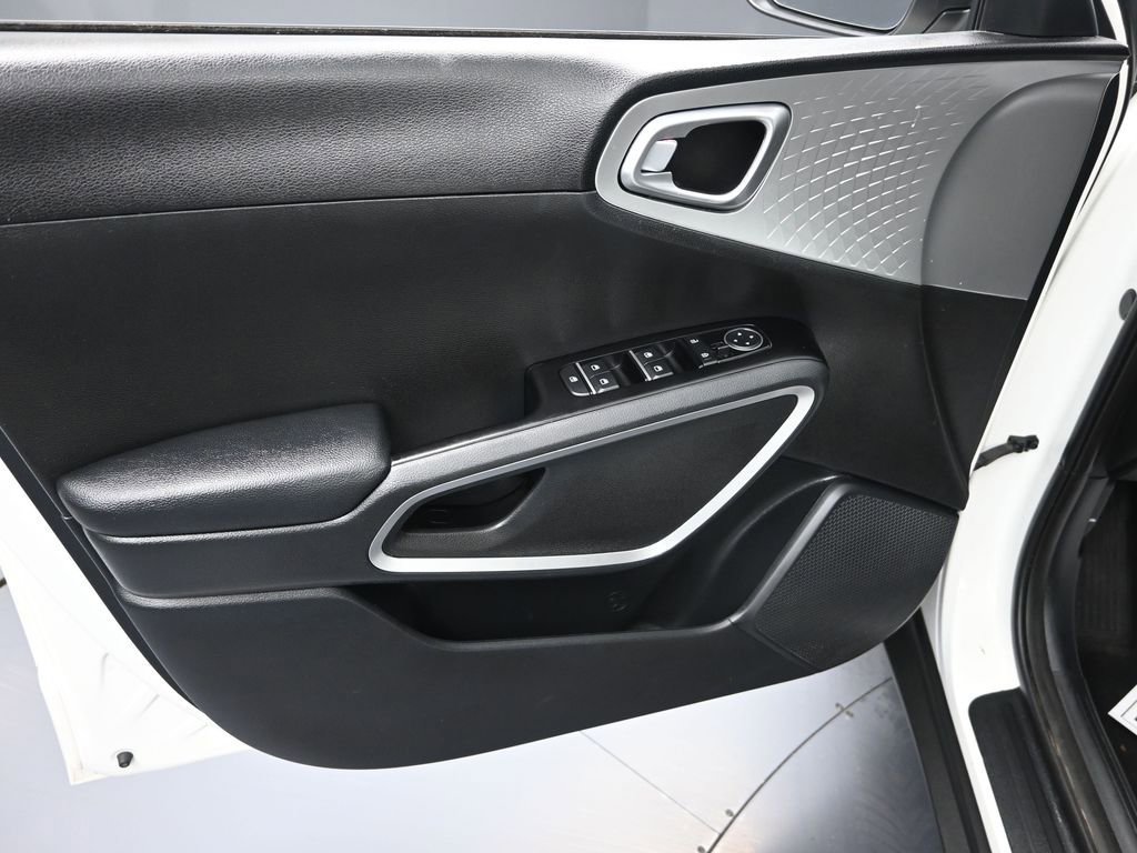 Used 2023 Kia Soul LX w/ LX Technology Package image 10