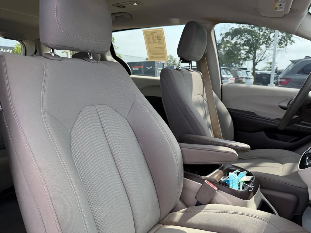 Used 2017 Chrysler Pacifica Touring FWD image 35