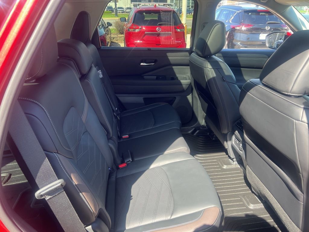 Certified 2024 Nissan Pathfinder Platinum w/ Cargo Package AWD/4WD image 15