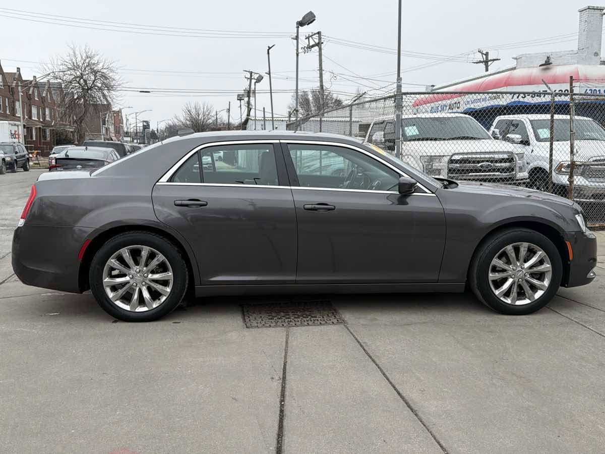 Used 2015 Chrysler 300 Limited w/ Driver Convenience Group image 4