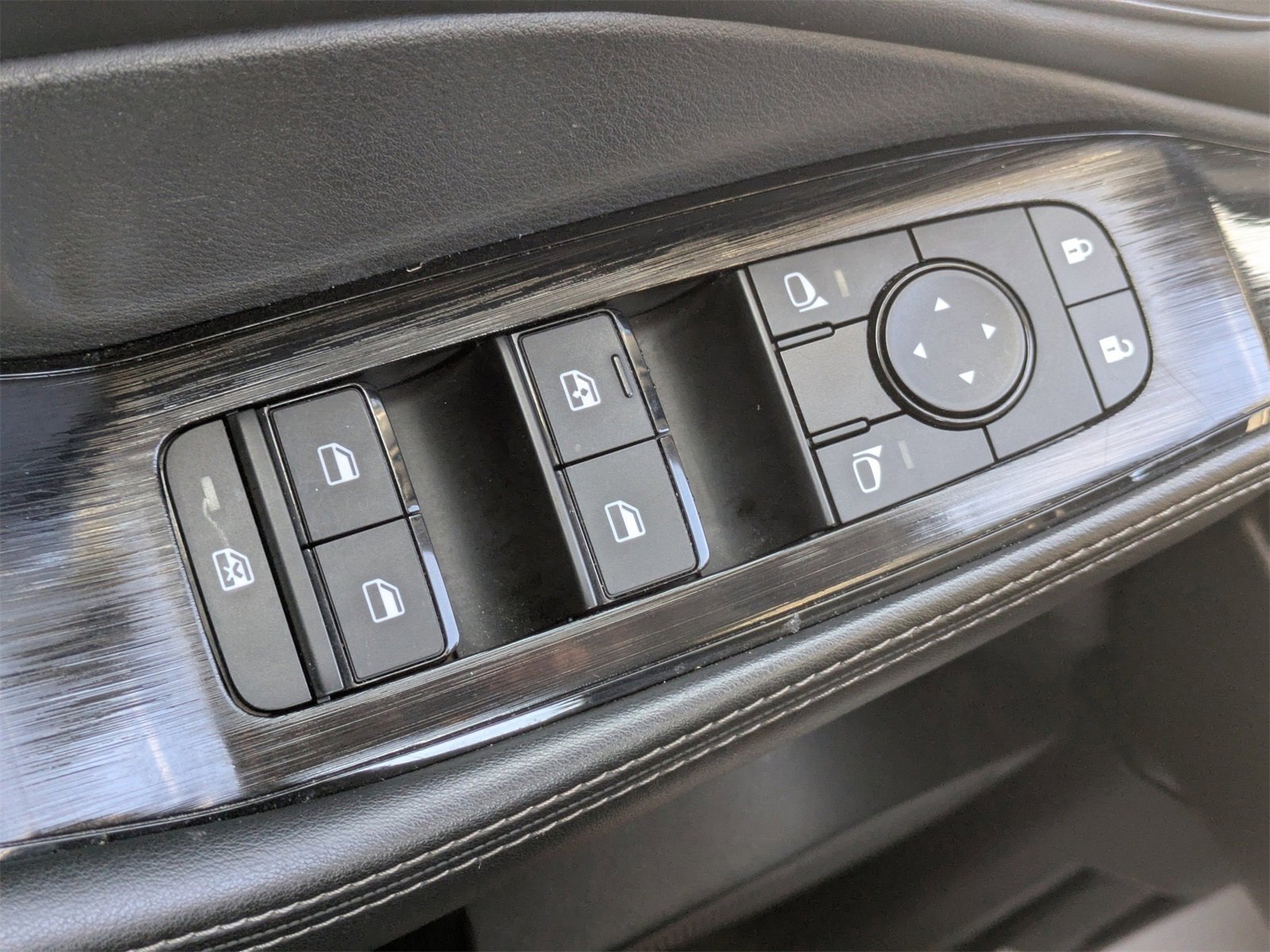 Used 2024 Nissan Rogue SV image 25