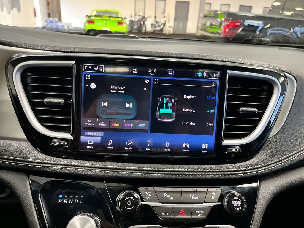 Used 2024 Chrysler Pacifica Premium image 19