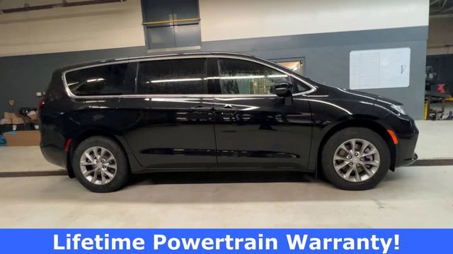 New 2026 Chrysler Pacifica Select image 9