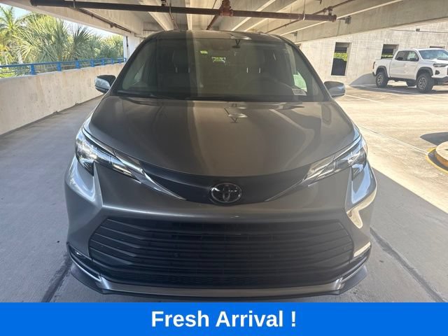 Used 2026 Toyota Sienna XLE FWD image 18