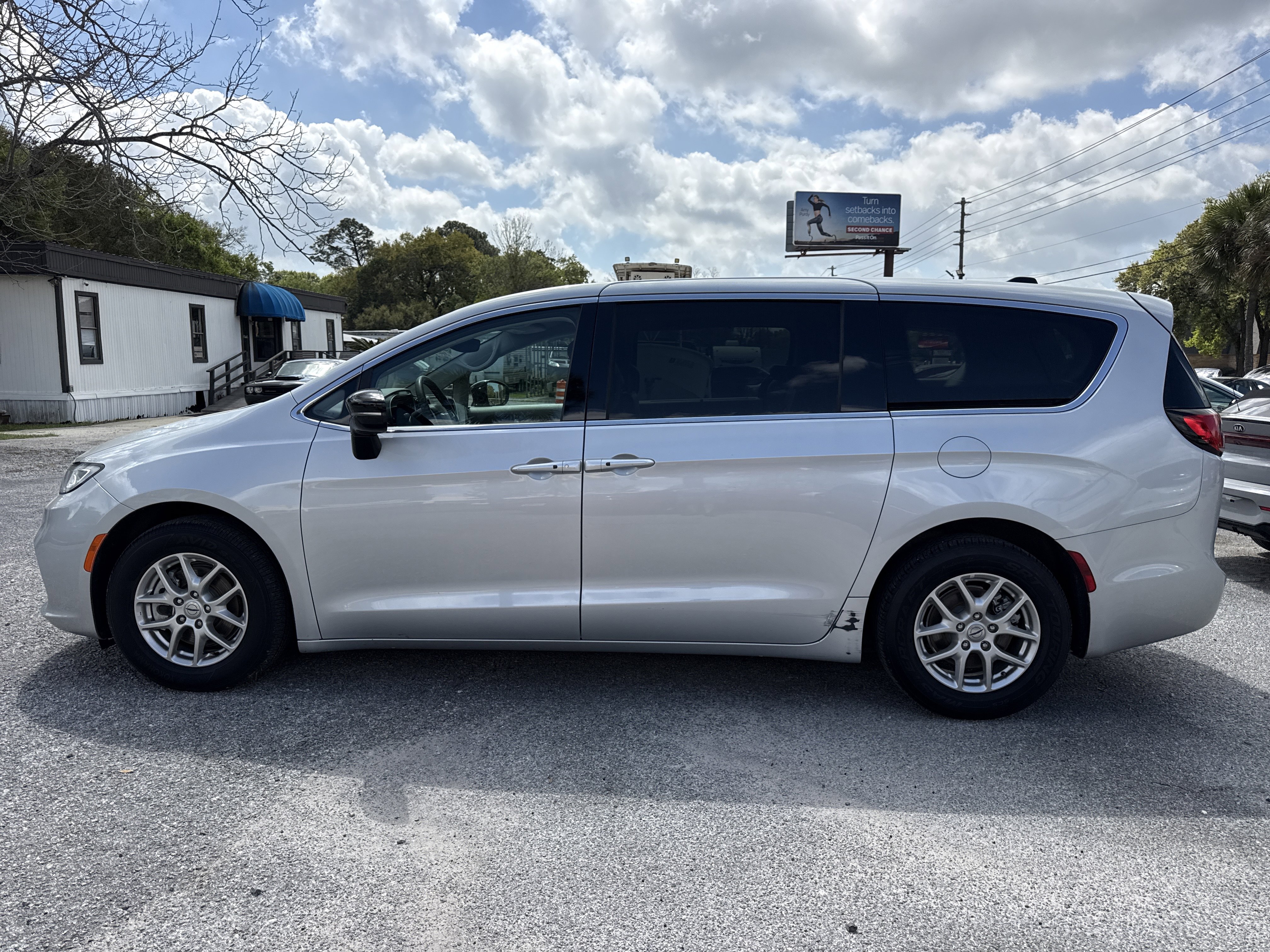 Used 2024 Chrysler Pacifica Touring-L image 2