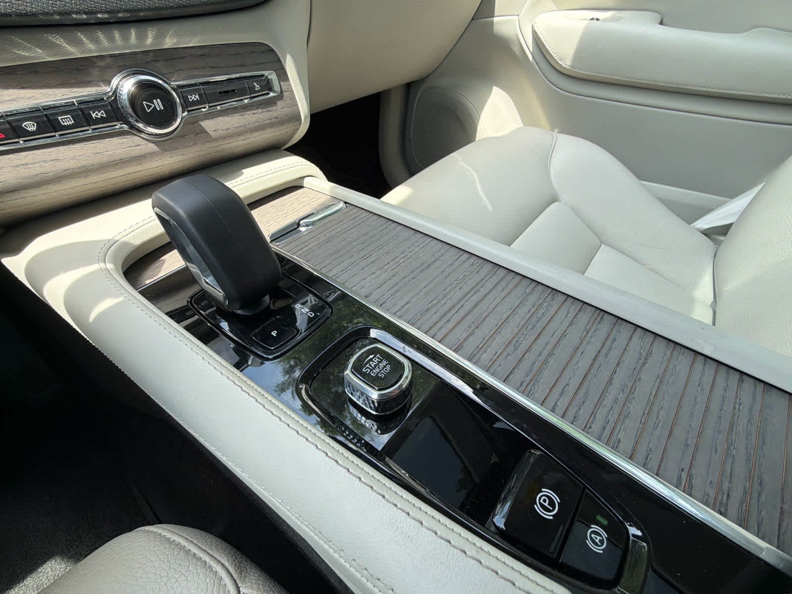 Certified 2023 Volvo XC90 B6 Plus w/ Protection Package Premier AWD/4WD image 28