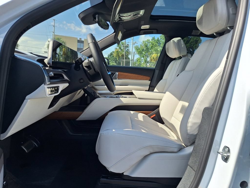 New 2027 Cadillac Vistiq Sport w/ LPO, Floor Liner Package AWD/4WD image 13
