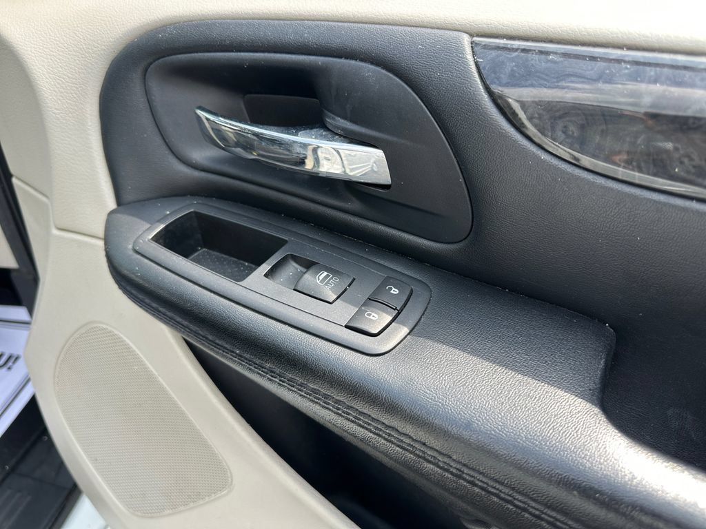 Used 2016 Dodge Grand Caravan SXT FWD image 36