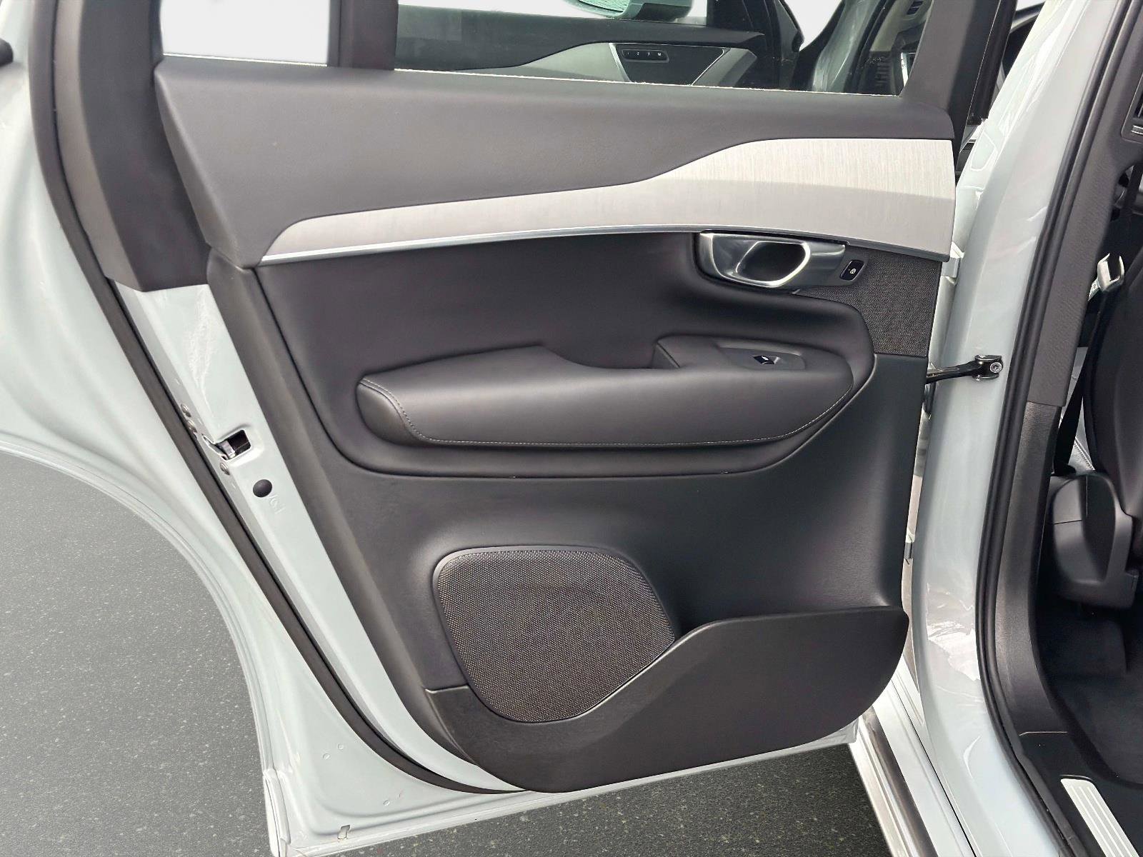 Certified 2025 Volvo XC90 B5 Core image 12