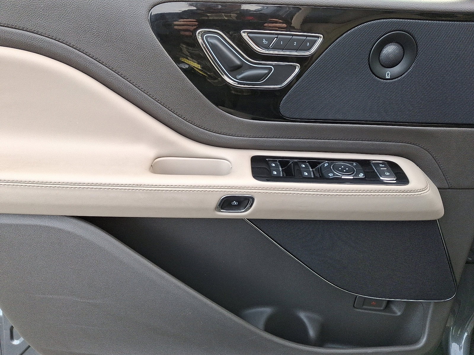 Certified 2023 Lincoln Aviator Reserve w/ Elements Package Plus image 12