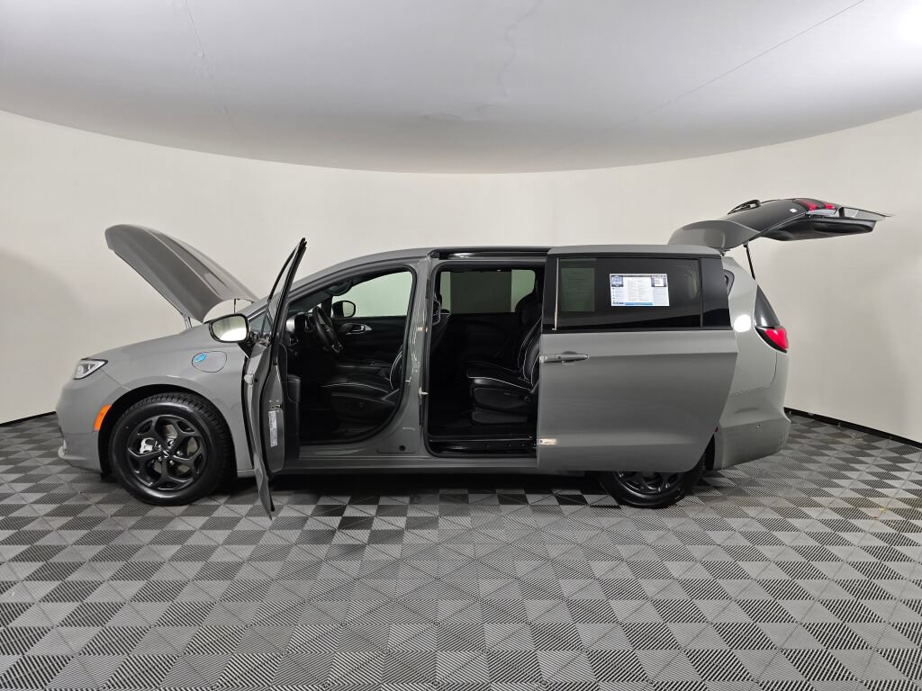 Used 2023 Chrysler Pacifica Limited w/ Uconnect Theater Family Group FWD image 16