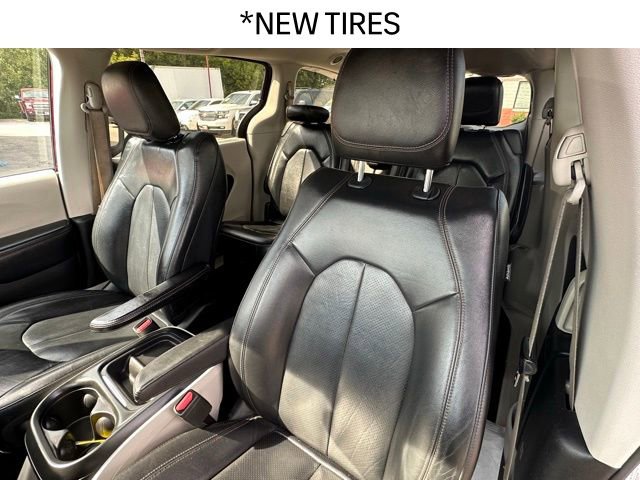 Used 2019 Chrysler Pacifica Touring-L image 2
