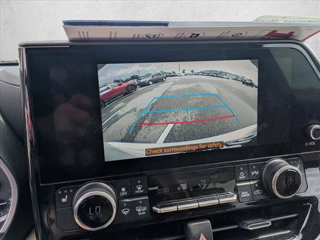Used 2023 Toyota Highlander XLE FWD image 13