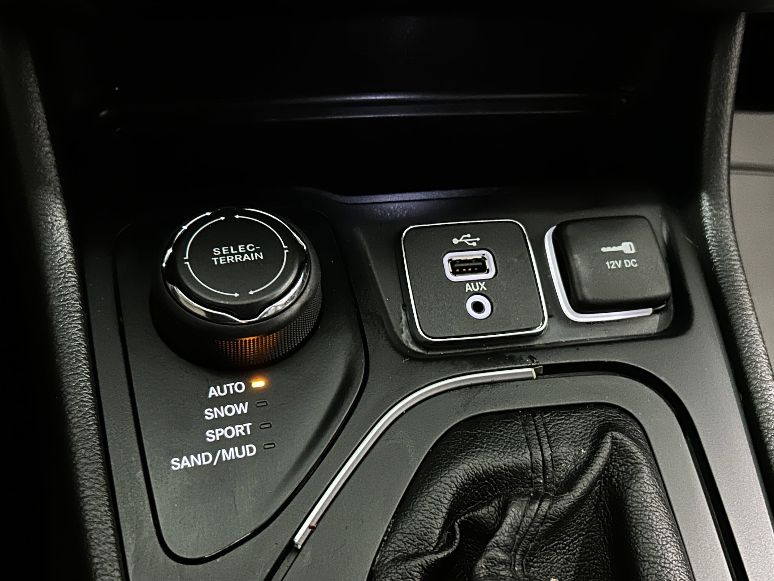 Used 2019 Jeep Cherokee Latitude Plus AWD/4WD image 12