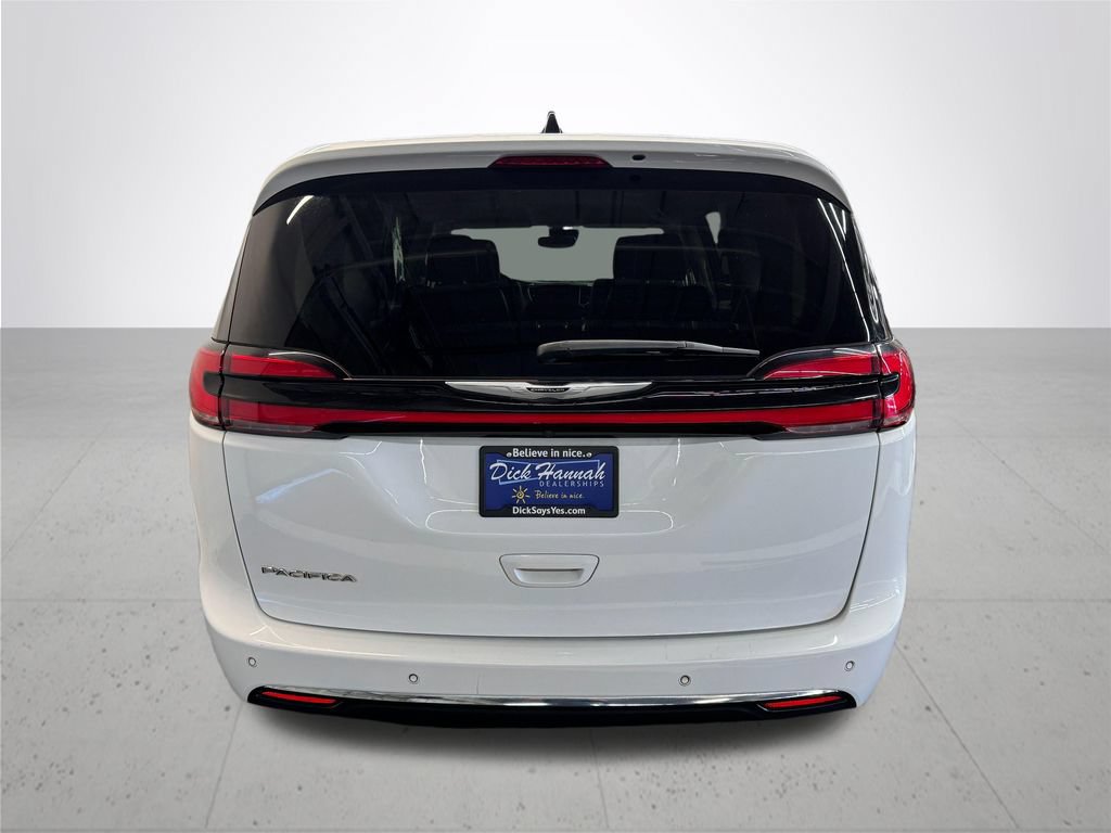 Used 2023 Chrysler Pacifica Touring-L FWD image 5