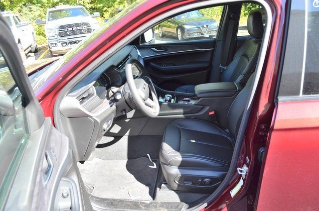 New 2025 Jeep Grand Cherokee Limited w/ Luxury Tech Group II image 14