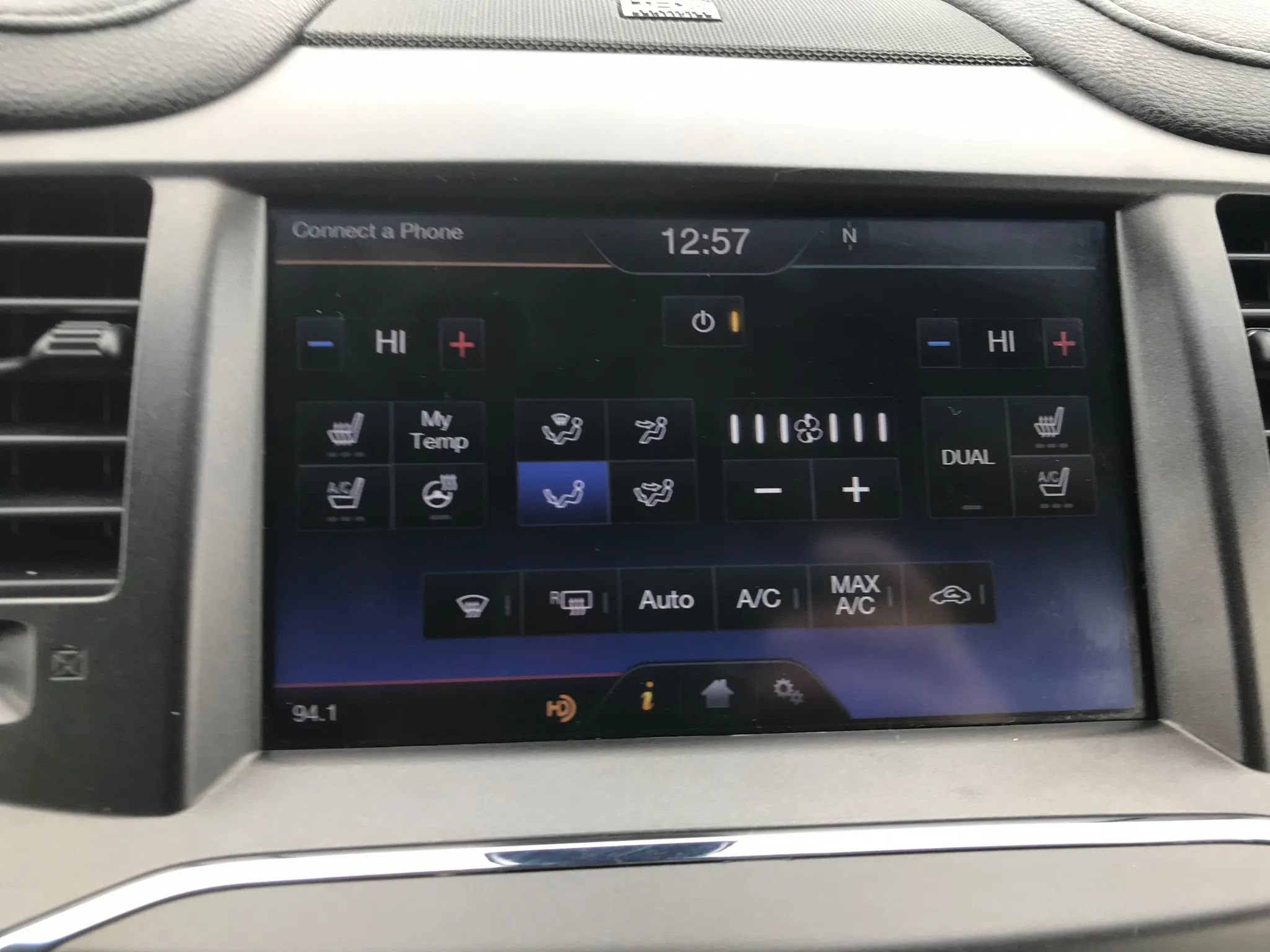 Used 2014 Lincoln MKS Sedan 4D w/ Equipment Group 101A image 25