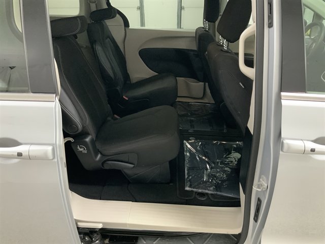 Used 2023 Chrysler Voyager LX image 17