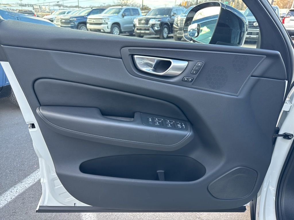 Used 2024 Volvo XC60 B5 Plus image 10