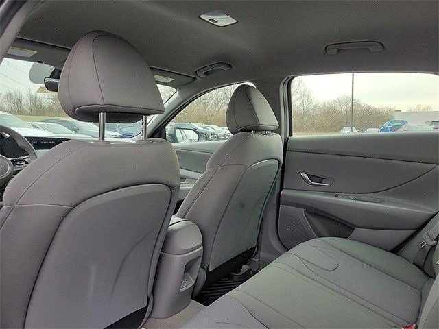 Used 2025 Hyundai Elantra SE image 40
