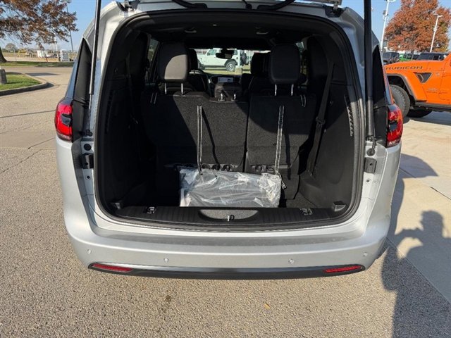 New 2026 Chrysler Pacifica Select w/ S Appearance Package image 6