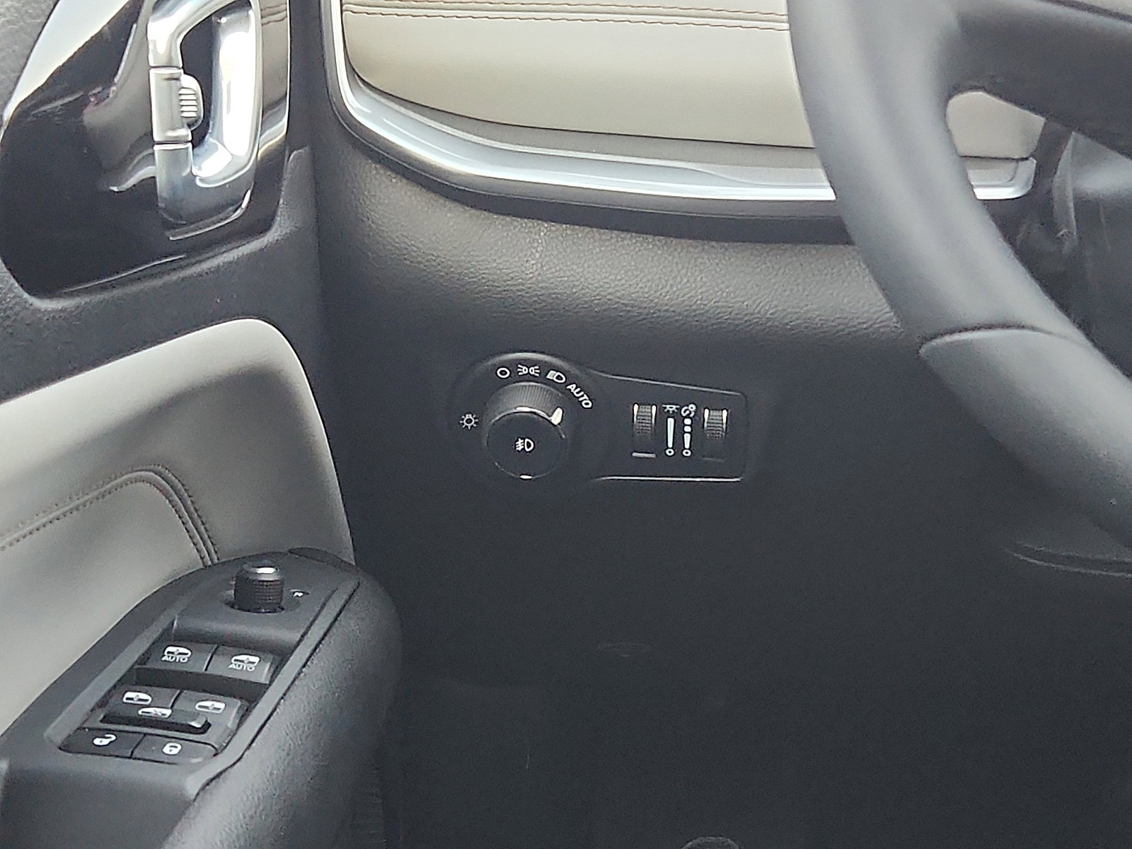 Used 2025 Jeep Compass Limited image 13