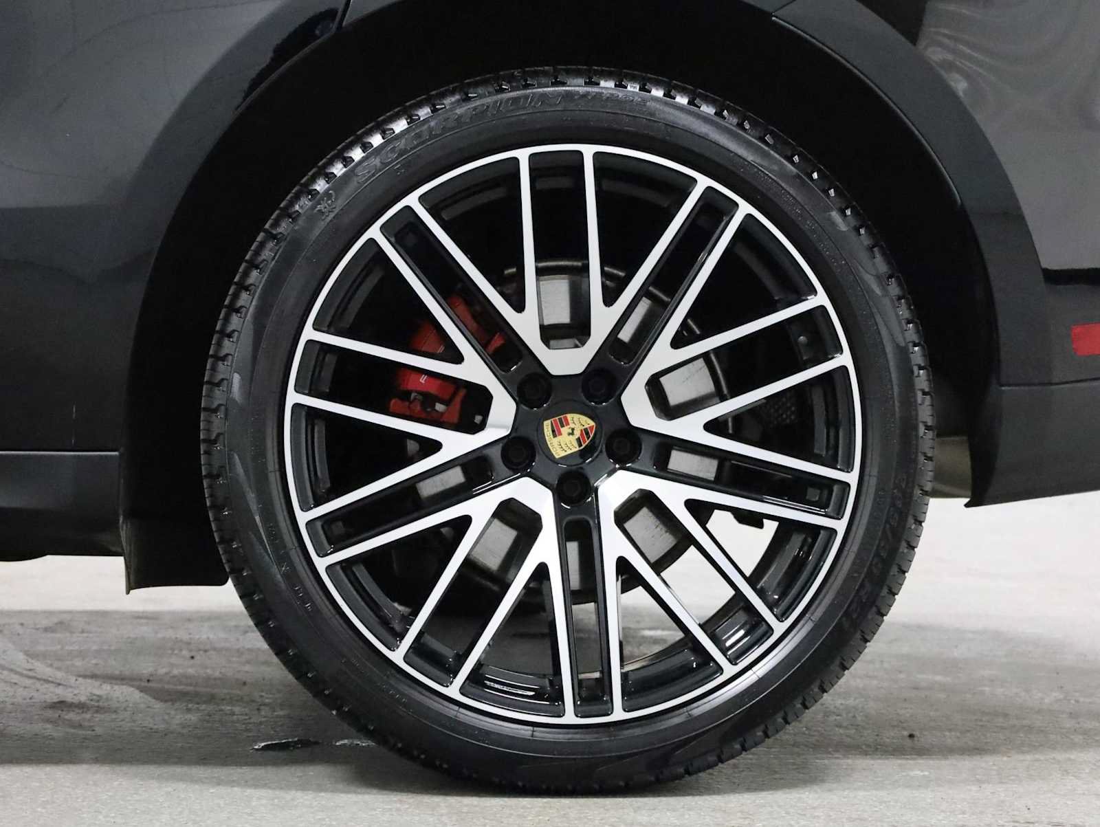 Certified 2025 Porsche Macan S AWD/4WD image 39