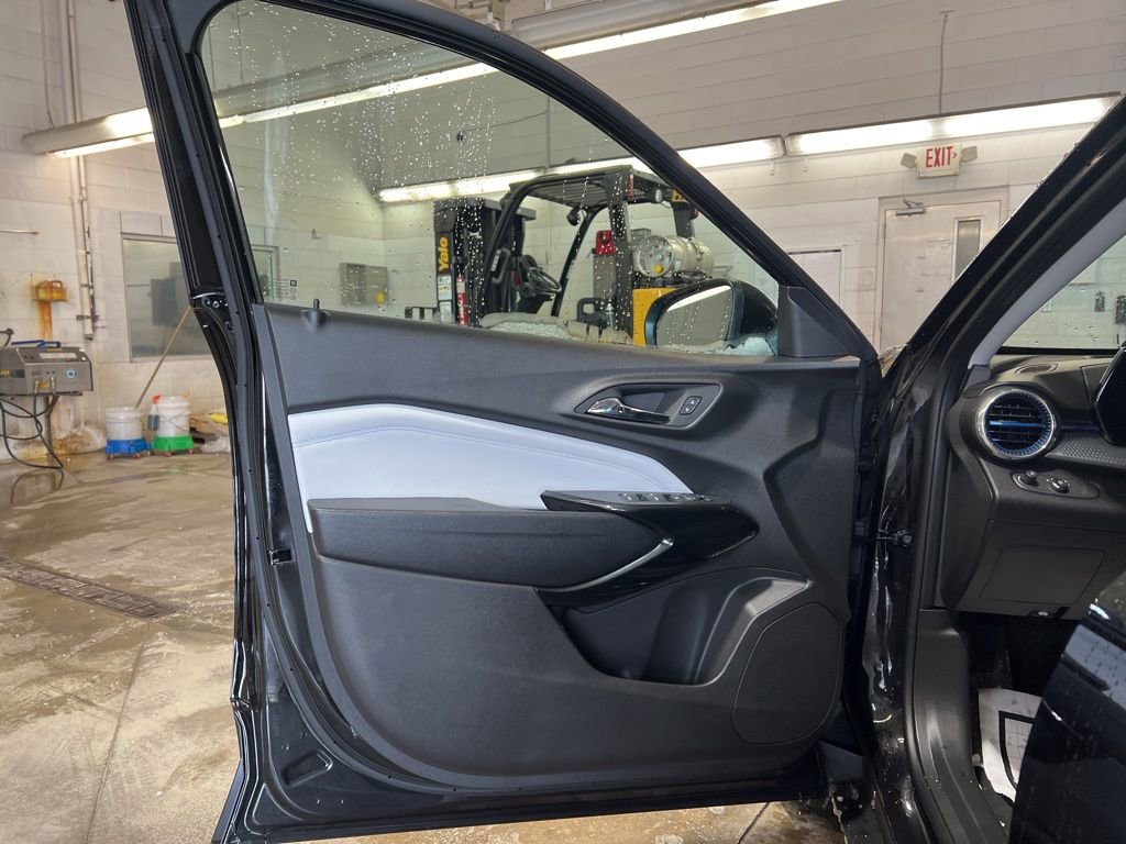 New 2026 Chevrolet Trax LT w/ Sunroof Package image 7