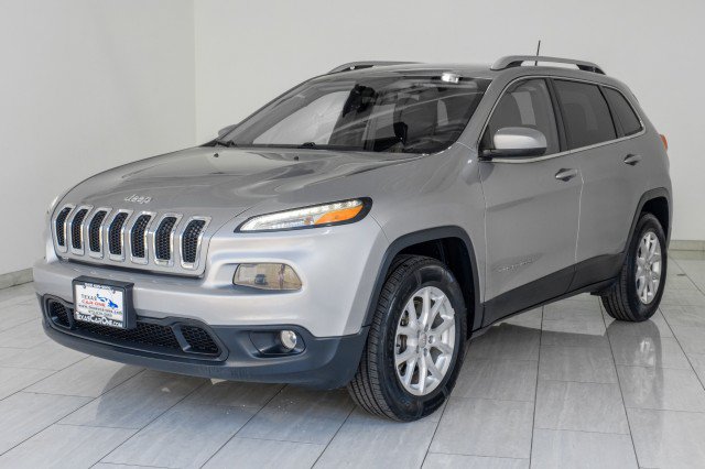 Used 2016 Jeep Cherokee Latitude w/ Cold Weather Group AWD/4WD image 4