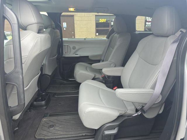 Used 2025 Toyota Sienna XLE w/ XLE Plus Package image 10