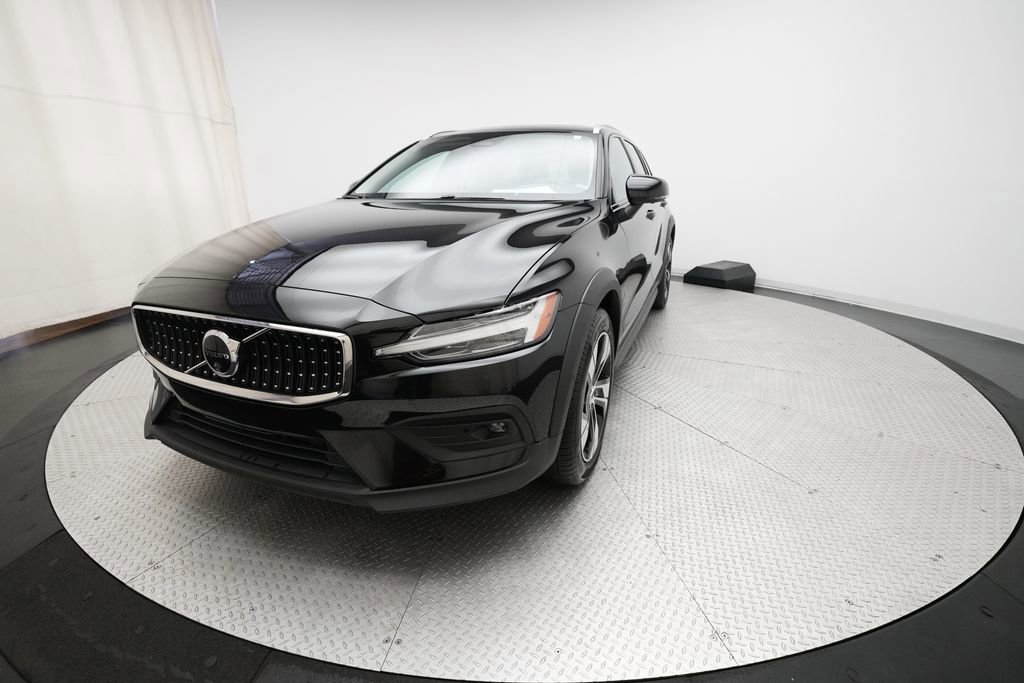 Used 2025 Volvo V60 B5 Cross Country Plus image 12