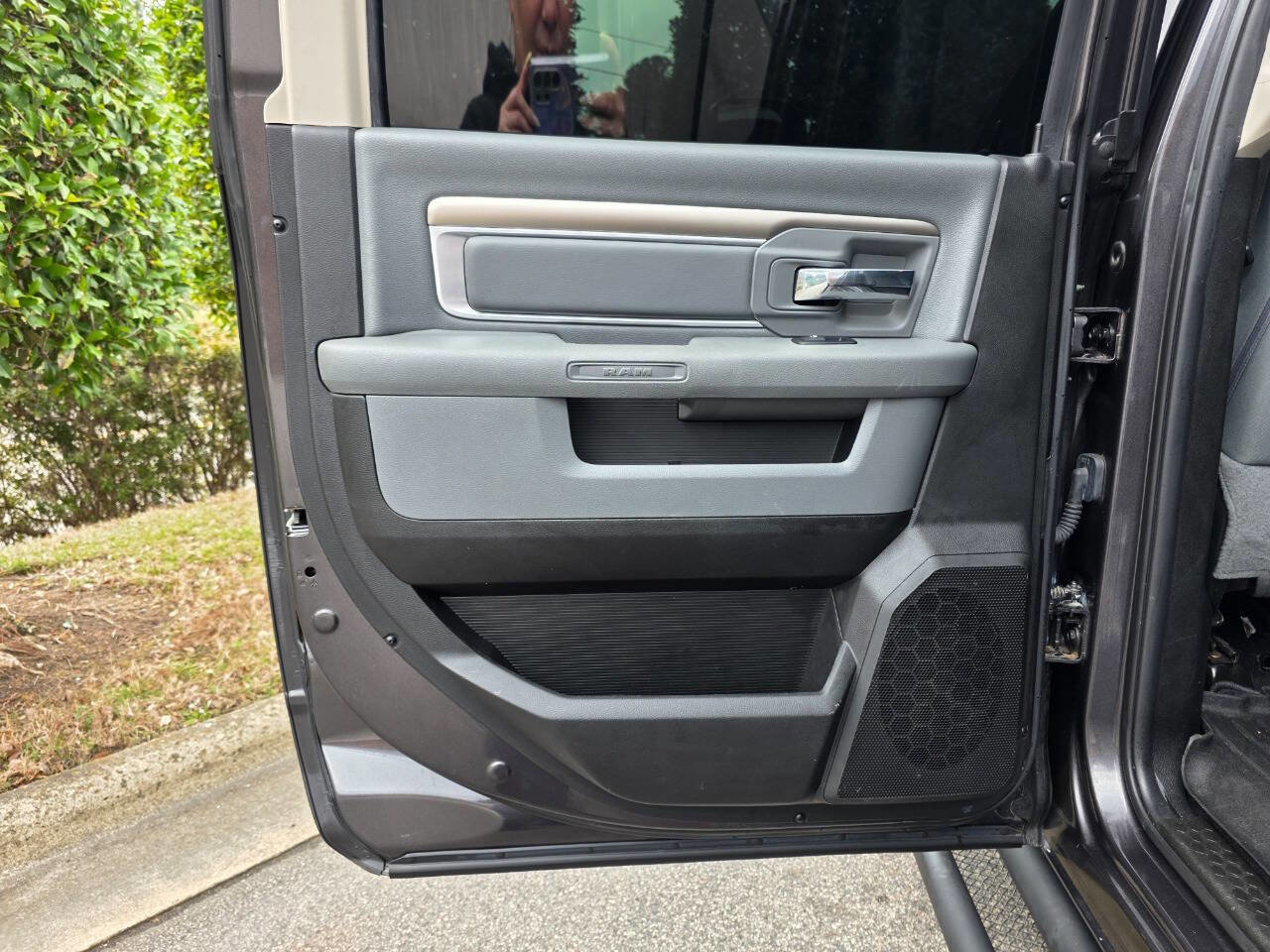 Used 2018 RAM 2500 SLT w/ Luxury Group image 27