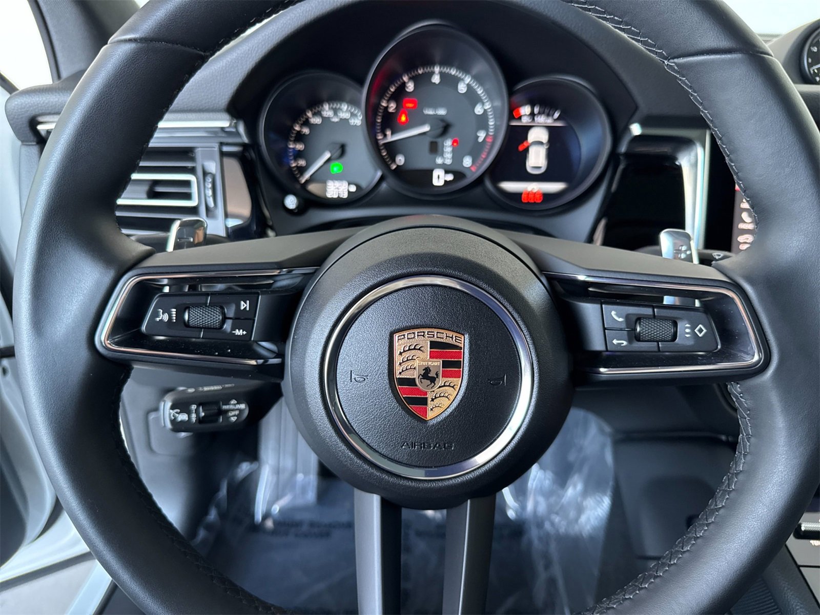 Used 2025 Porsche Macan image 26