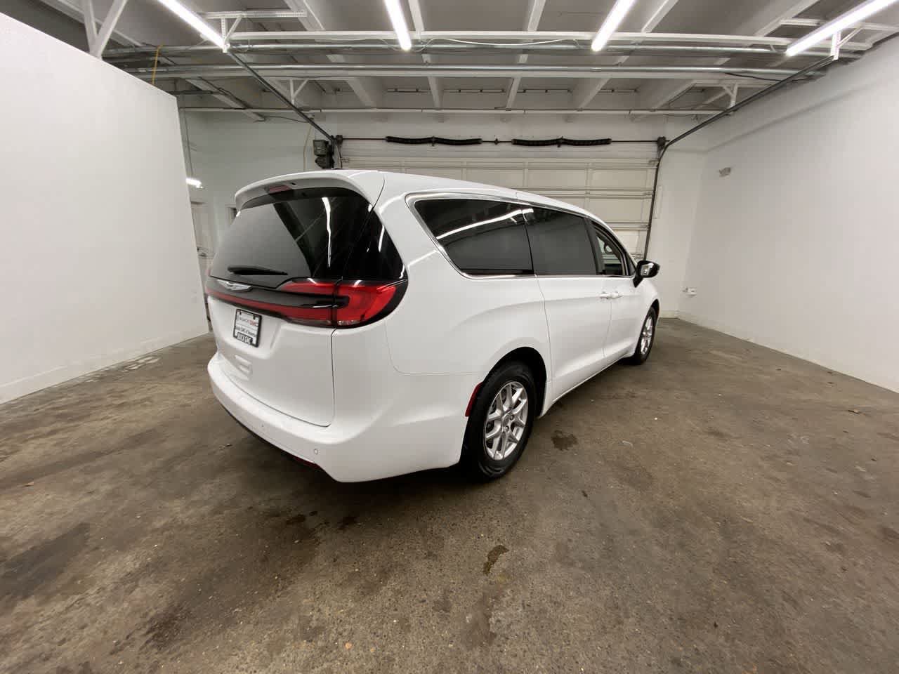 Used 2024 Chrysler Pacifica Touring-L FWD image 6