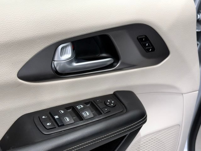 Used 2024 Chrysler Pacifica Touring-L AWD/4WD image 15