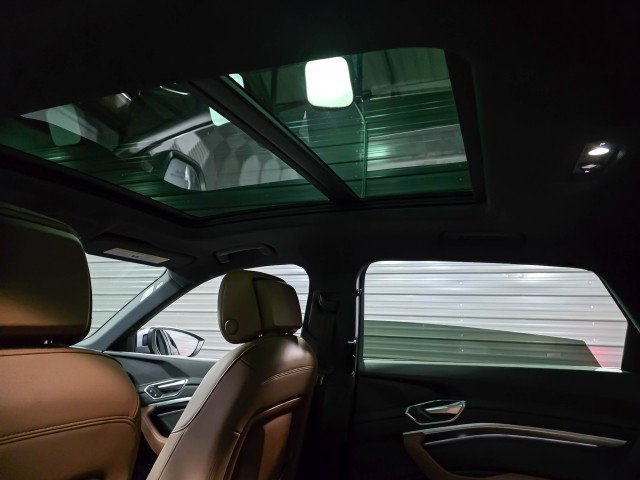 Used 2022 Audi e-tron Premium Plus image 20