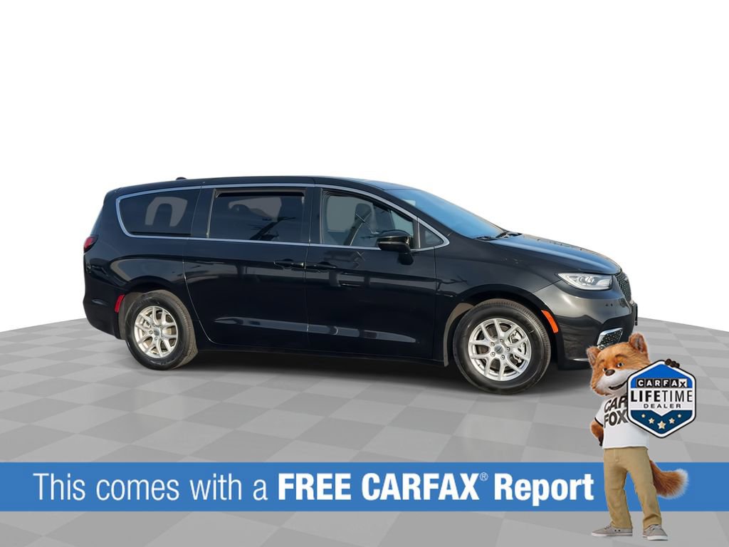 Used 2025 Chrysler Pacifica Select FWD image 2