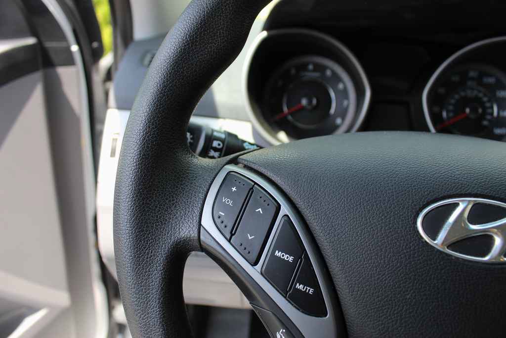 Used 2015 Hyundai Elantra SE w/ Option Group 02 FWD image 16