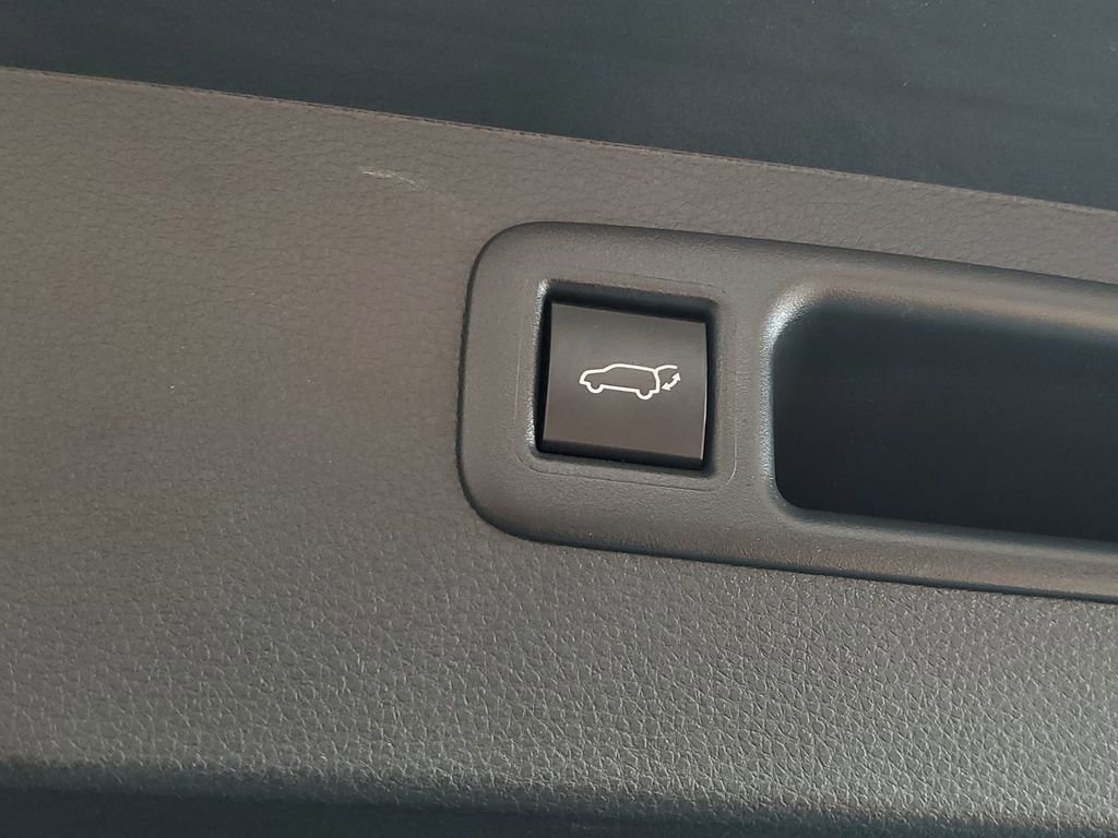 Used 2023 Toyota Highlander LE image 33