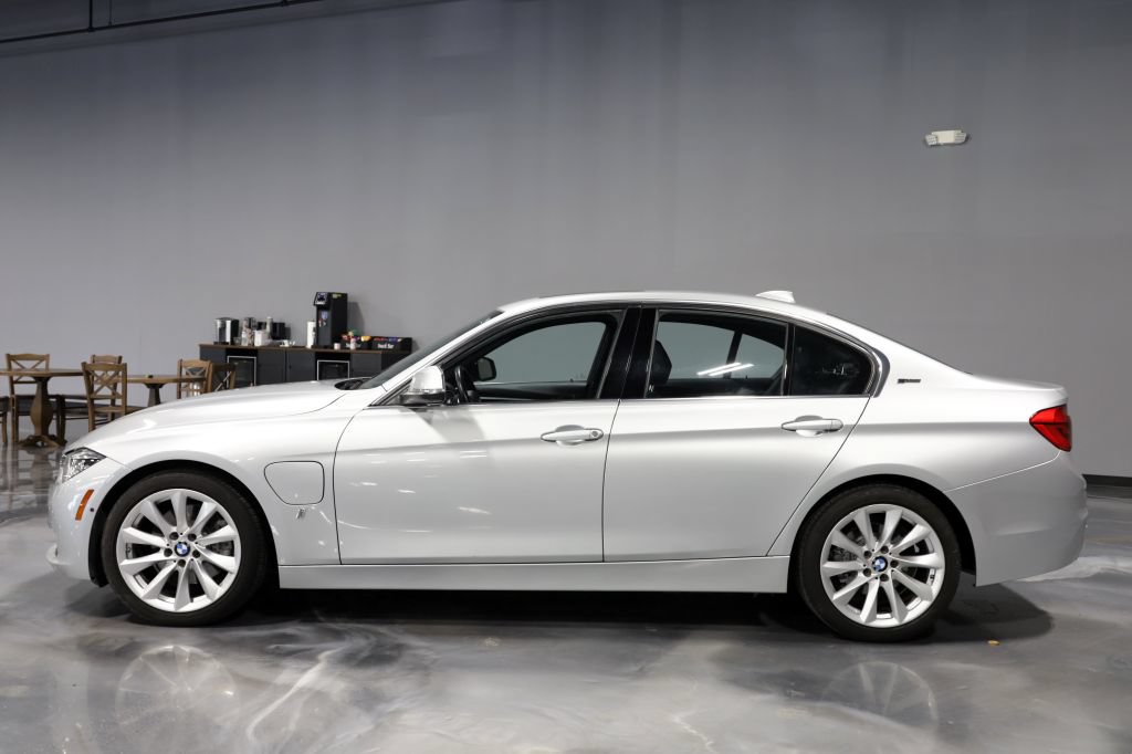 Used 2017 BMW 330e w/ Technology Package RWD image 4