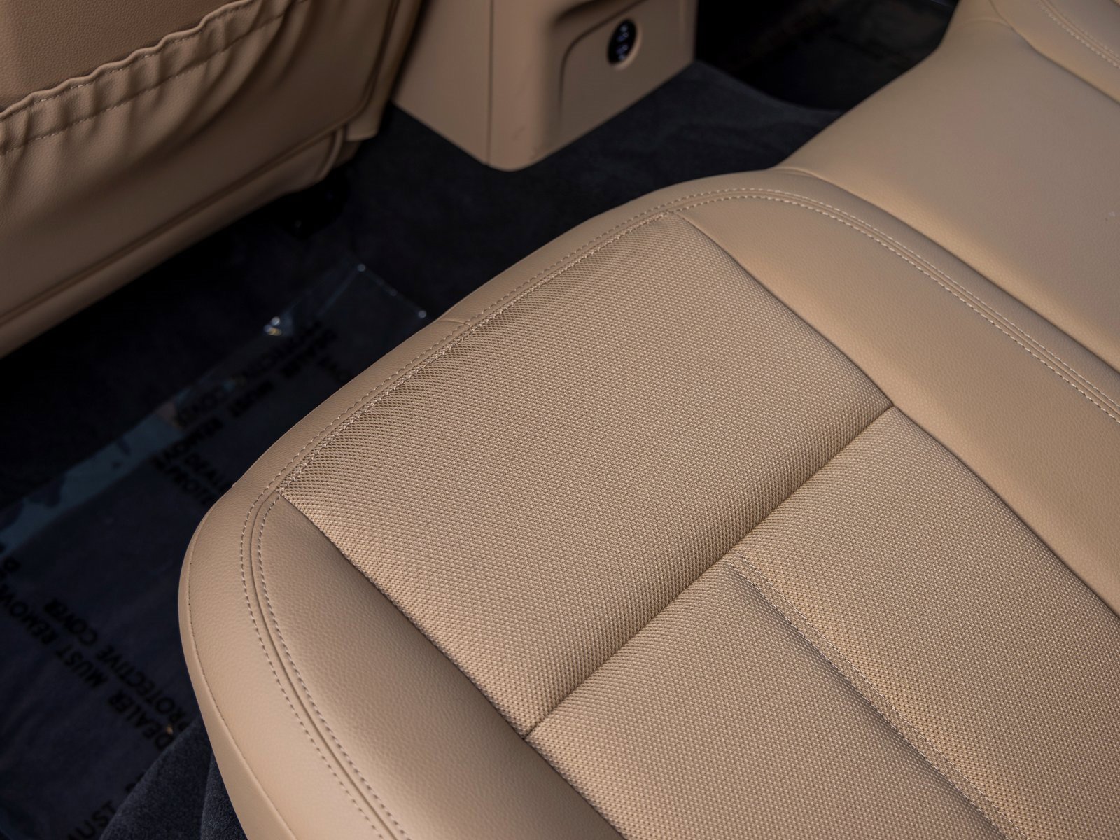 Certified 2025 Porsche Macan image 39