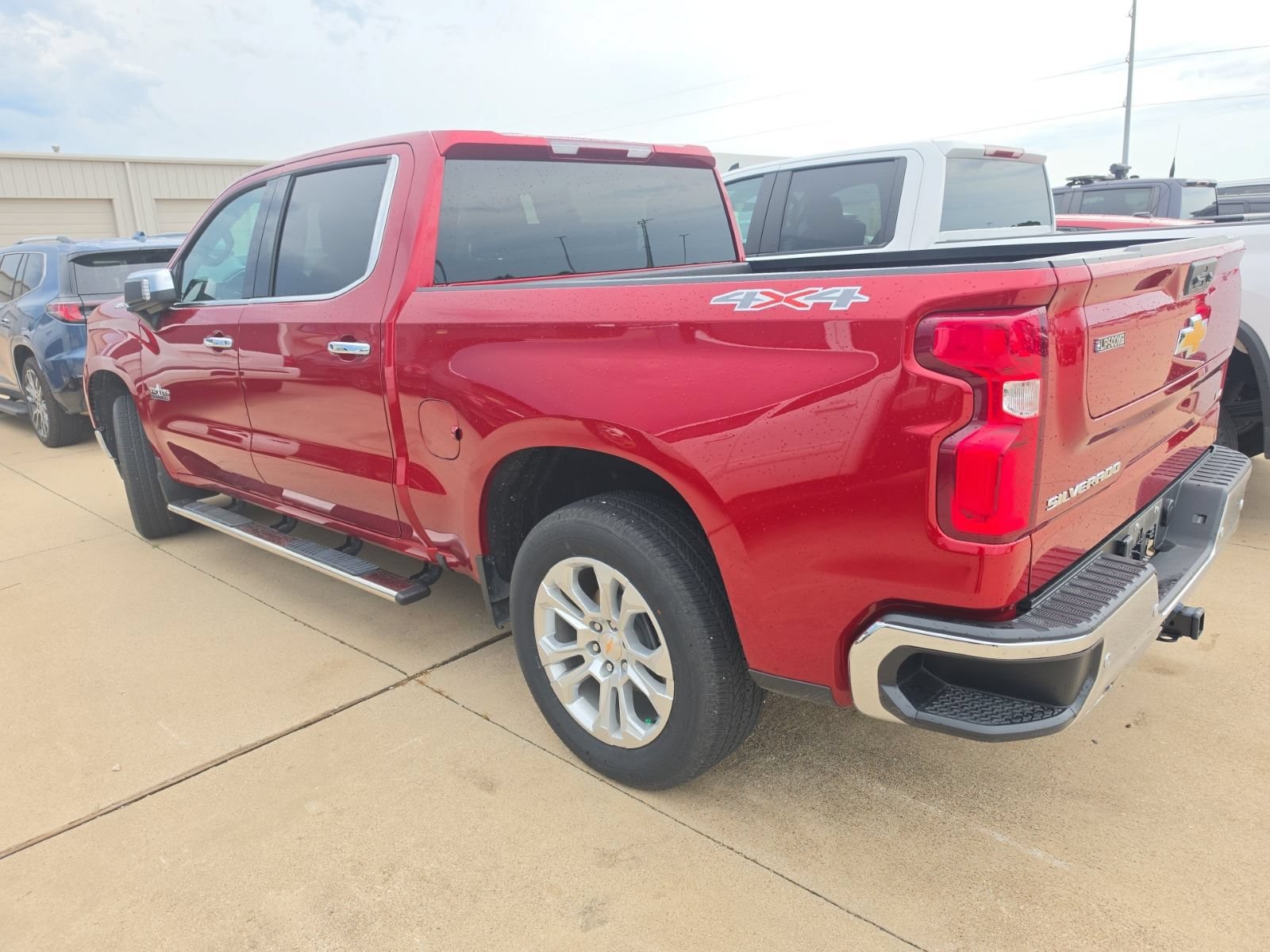 Used 2024 Chevrolet Silverado 1500 LTZ AWD/4WD image 2