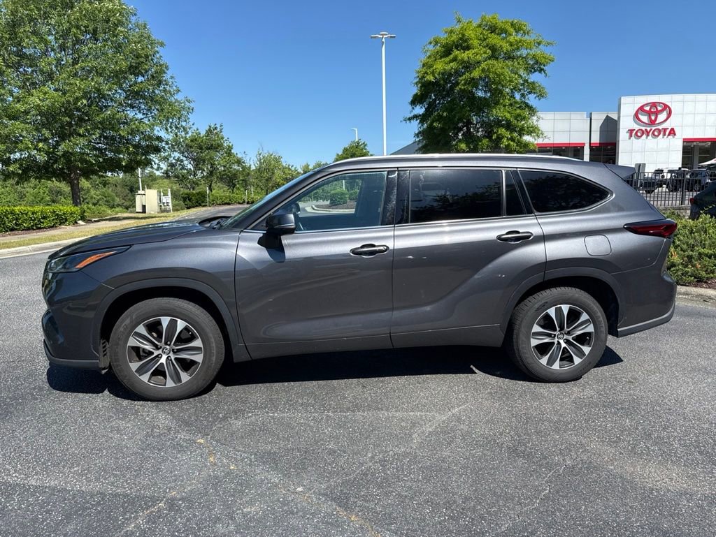Used 2021 Toyota Highlander XLE FWD image 3