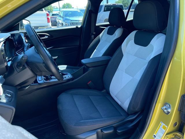 Used 2025 Chevrolet Trax RS FWD image 18