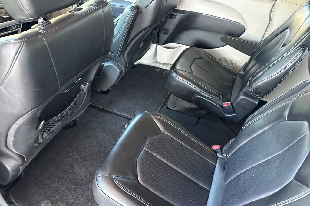 Used 2023 Chrysler Pacifica Touring-L FWD image 6