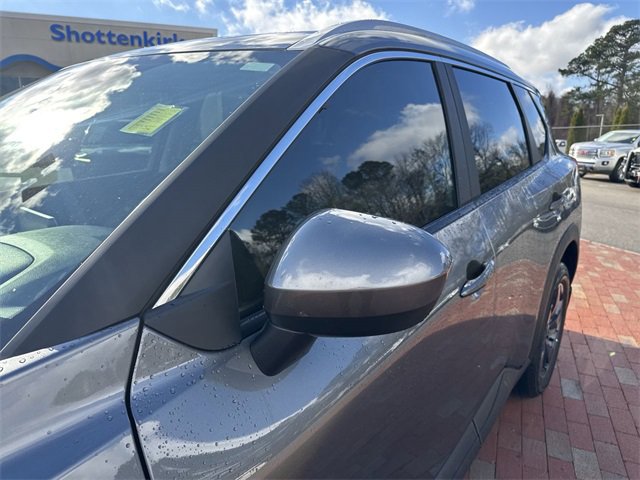 Used 2024 Nissan Rogue SV w/ SV Premium Package image 3