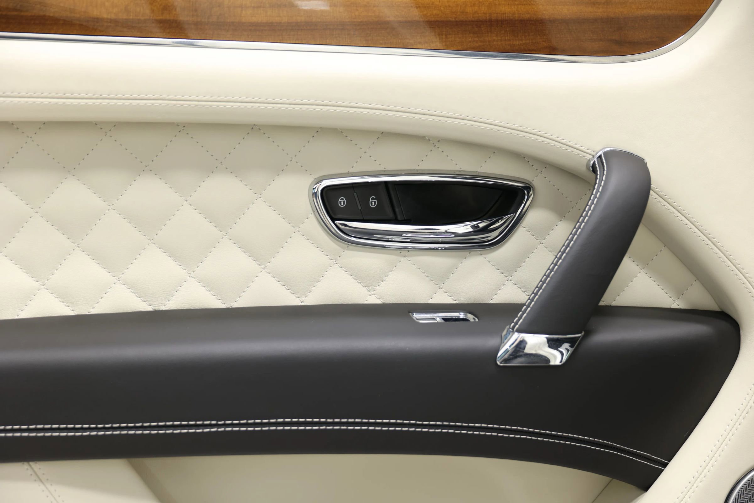 Used 2018 Bentley Bentayga Onyx Edition AWD/4WD image 59