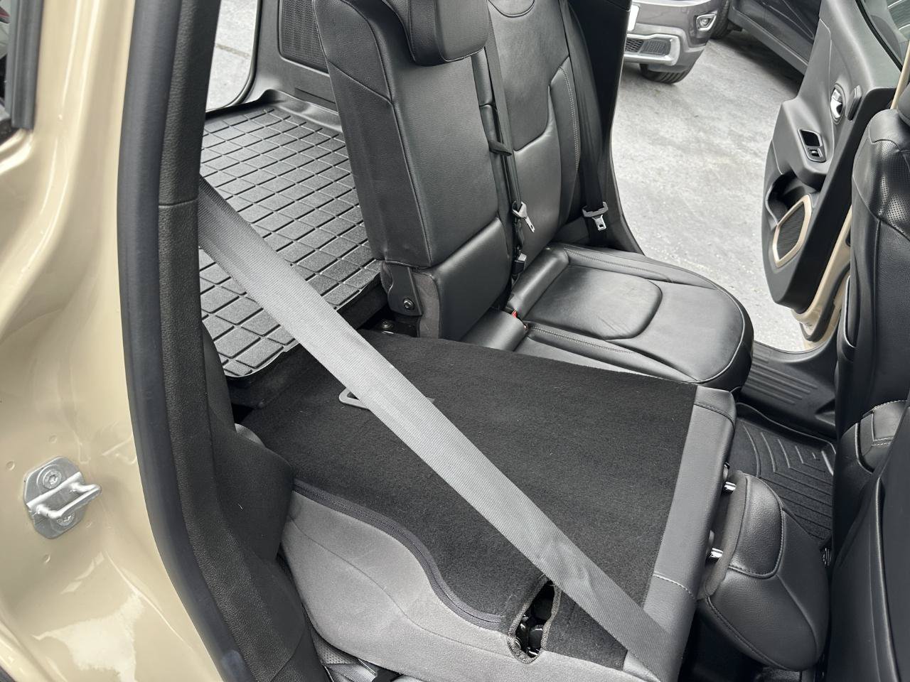 Used 2015 Jeep Renegade Limited AWD/4WD image 41