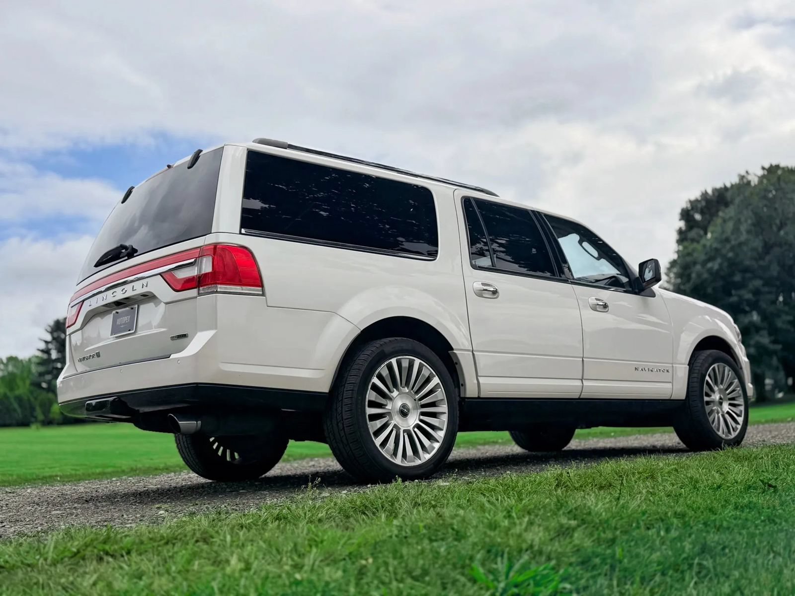 Used 2015 Lincoln Navigator L 4WD w/ Equipment Group 101A Reserve image 31