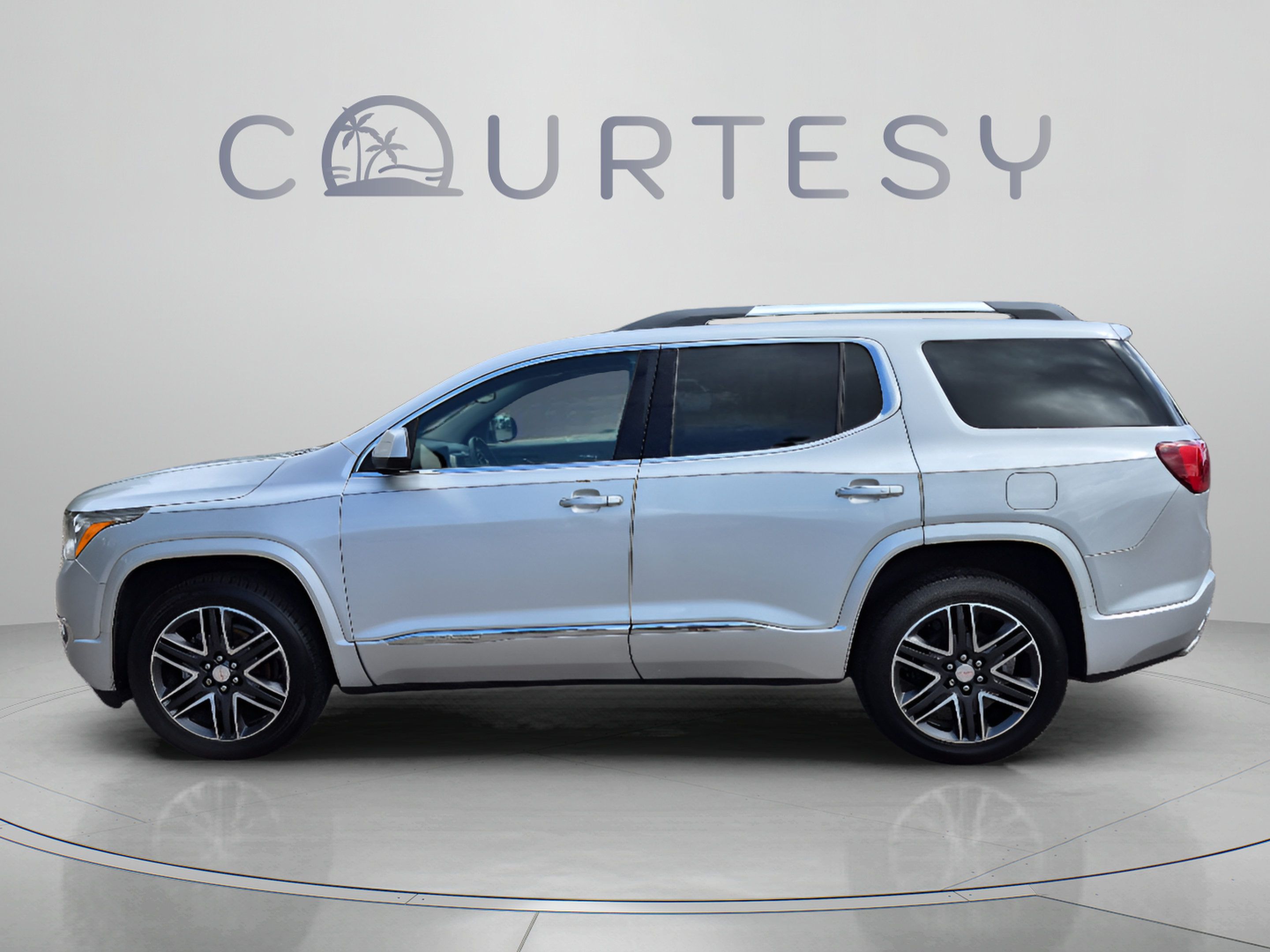 Used 2017 GMC Acadia Denali w/ Technology Package FWD image 2